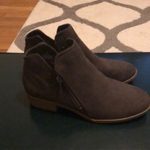 Brand new Universal Thread booties